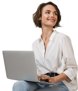 Mulher segurando notebook sorrindo - Precisa de ajuda? Converse conosco no WhatsApp